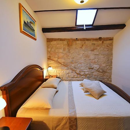 Antique Apartment Arsenale Rovinj Eksteriør bilde