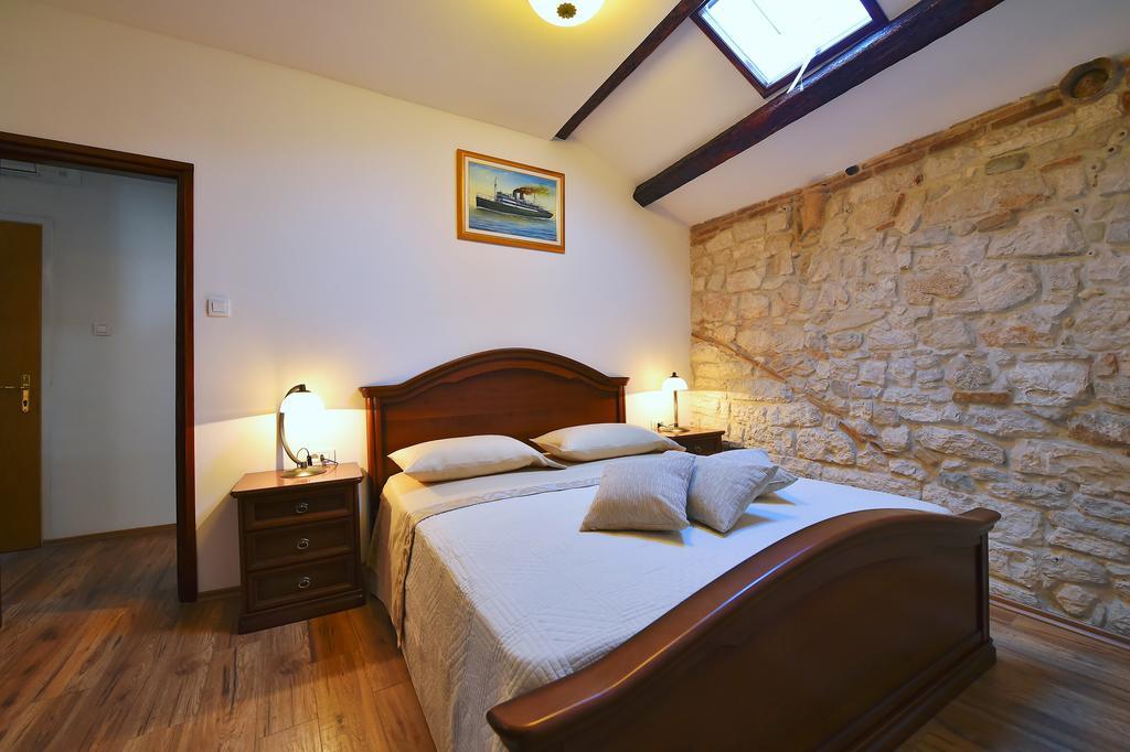 Antique Apartment Arsenale Rovinj Eksteriør bilde